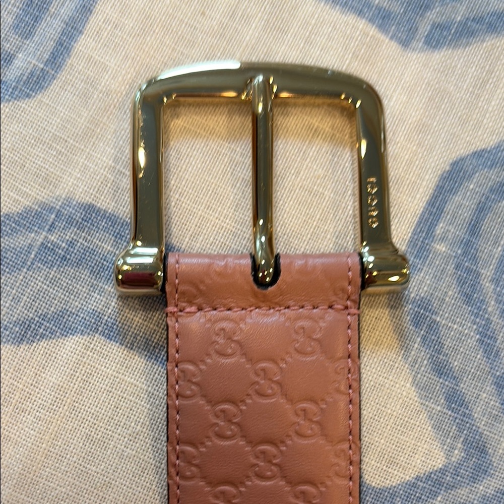 Gucci Blush Leather Belt with Shiny Gold Buckle - Picture 6 of 6